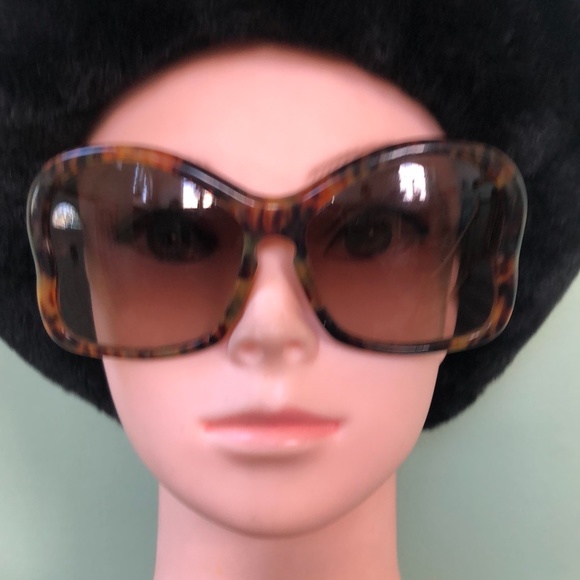Prada tortoise shell sunglasses - Picture 2 of 8